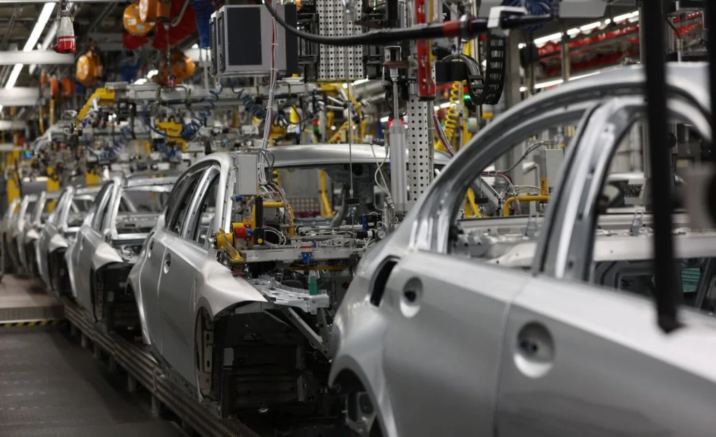 German Industrial Production Rises 0.9 Percent in May as Carmakers Lead, but Output Is Flat on the Year