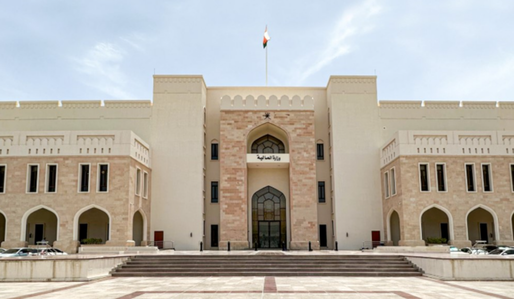 عُمان تكاد تمحو عجز النصف الأول مع نمو إيرادات الغاز أسرع من النفط